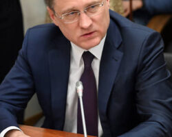 aleksandr novak zayavlyaet o sderzhivanii dobychi nefti opek i partnerami dlya stabilnosti-signaldaily-ru-174629036400-0