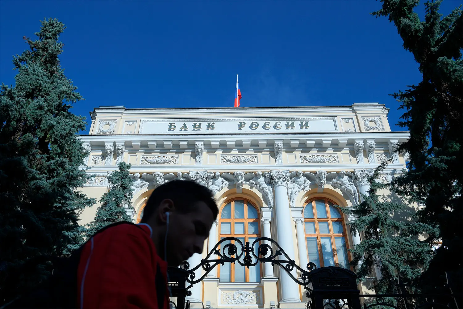 Александр Разуваев прогнозирует динамику курса и смягчение политики Центробанка-0