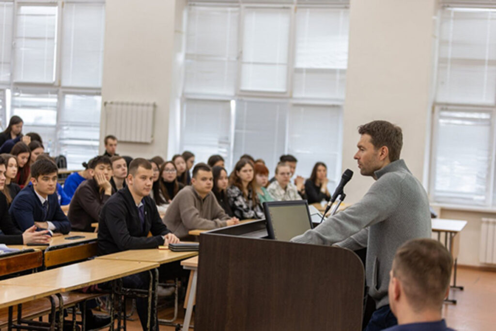 aleksej viharev i studenty_signaldaily - signaldaily Алексей Вихарев вдохновляет студентов УрГЮУ своей деятельностью в Единой России и волонтёрском центре