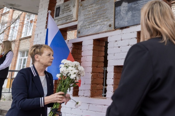 Алексей Вихарев и школа №117 Екатеринбурга открыли мемориал герою СВО Денису Смирнову