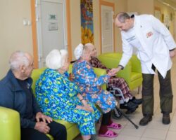 denis pasler posetil gospital veteranov obsuzhdaya nasledie spektora-signaldaily-ru-174619567800-0