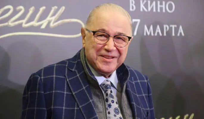 "Может, это кукла": Евгений Петросян стал отцом в третий раз