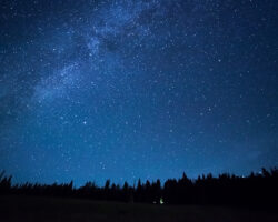 Московский планетарий рекомендует наблюдать звездопад 6 мая BlueDarkNightSkyWithManyStarsAboveFieldOf