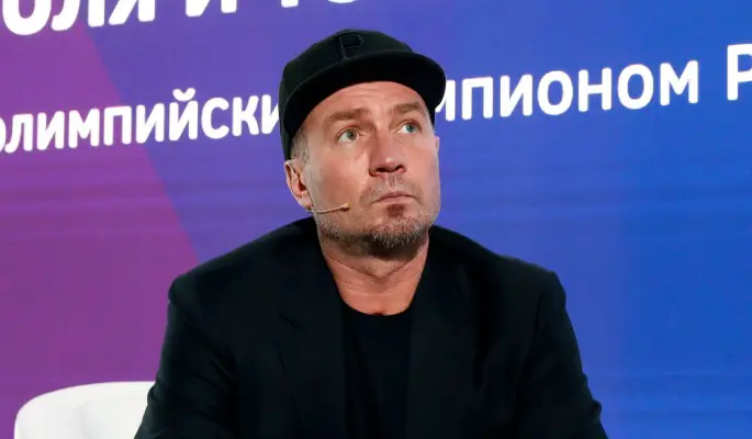 Сильное видео: Костомаров встал на коньки после ампутации и изумил всю страну
