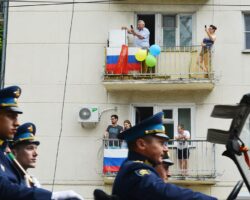 veniamin kondratev otmetil chto parad pobedy v novorossijske simvoliziruet edinstvo i muzhestvo-signaldaily-ru-174662427800-0