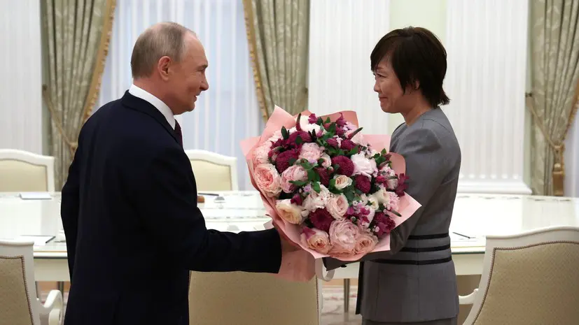 Поездка на Aurus, поход в Большой театр и реакция Токио: как прошла встреча Путина и вдовы Синдзо Абэ