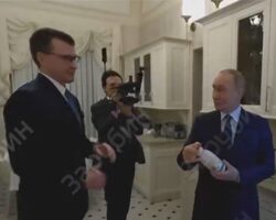 Владимир Путин открывает двери своей кремлевской резиденции vladimir putin otkryvaet dveri svoej kremlevskoj rezidenczii-signaldaily-ru-174619448800-0