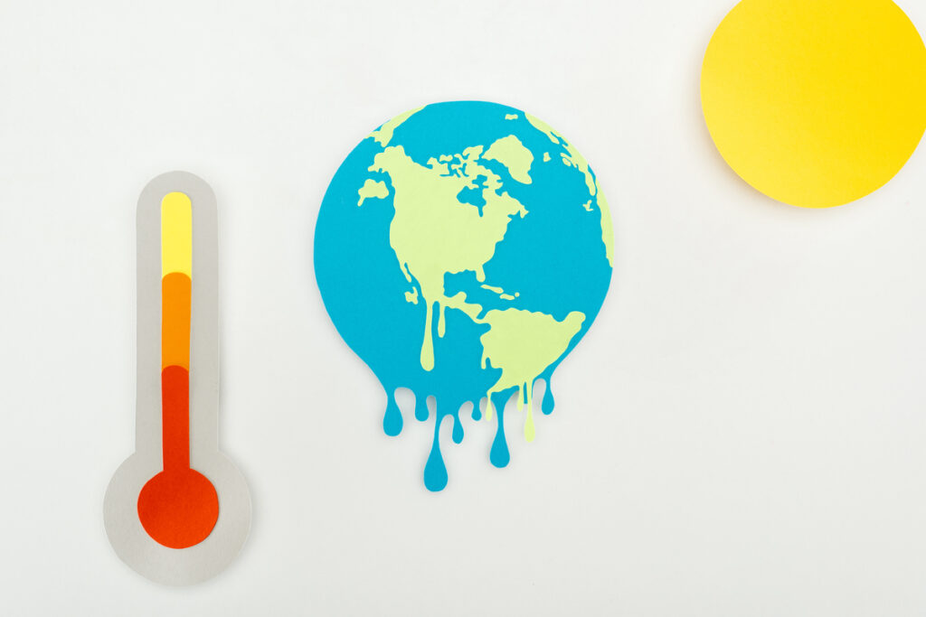 paper cut sun and melting earth and thermometer with high temperature indication on scale on grey - signaldaily вырезанное из бумаги солнце, тающая земля, термометр с высокой температурой