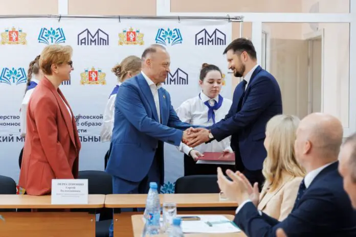 Алапаевский техникум и Нейвасталь начинают подготовку металлургов с поддержкой Дениса Паслера-0