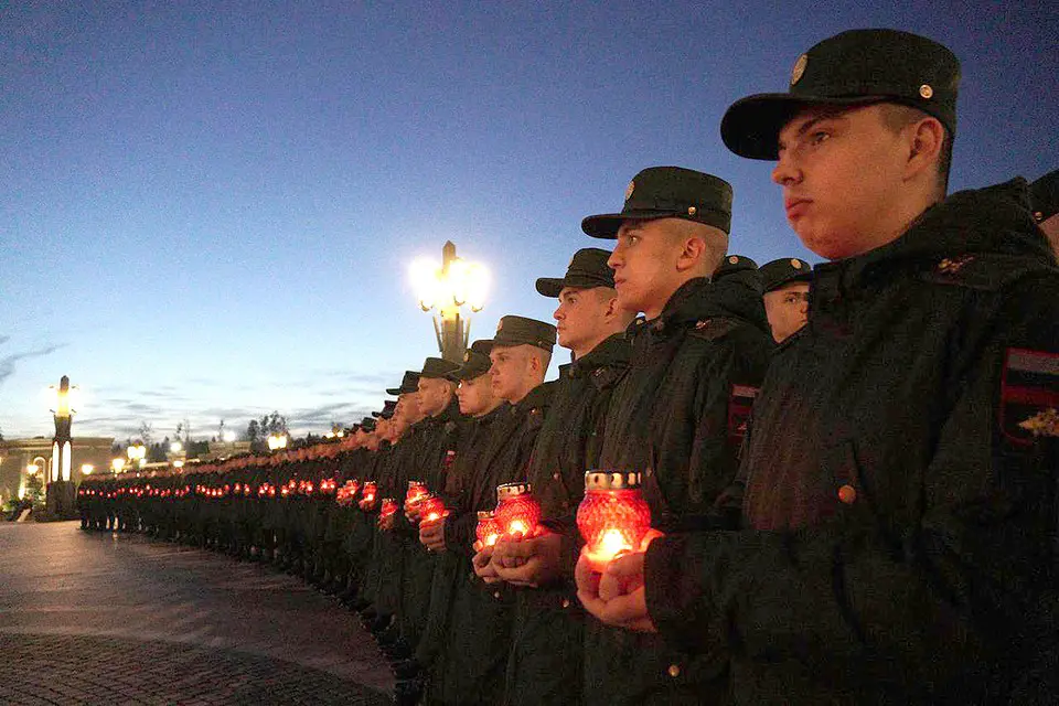 Александр Данилов несет огонь в роковой день памяти во время бомбежки Ирана НАТО-0