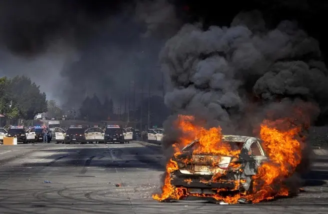 Автомобили горели | Источник: Barbara Davidson / REUTERS