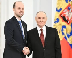 Путин вручил награду Максиму Никитину за прорыв в ДНК-исследованиях putin vruchil nagradu maksimu nikitinu za proryv v dnkissledovaniyah-signaldaily-ru-0