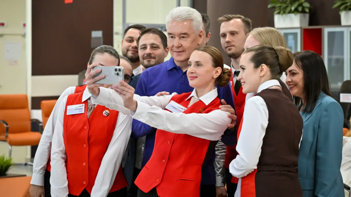 Мэр Москвы Сергей Собянин во время открытия нового офиса госуслуг «Мои документы» района Аэропорт в общественном центре «Баку» пообщался с его сотрудниками и посетителями. И конечно, мэр не отказал в просьбе сделать совместные фотографии на память