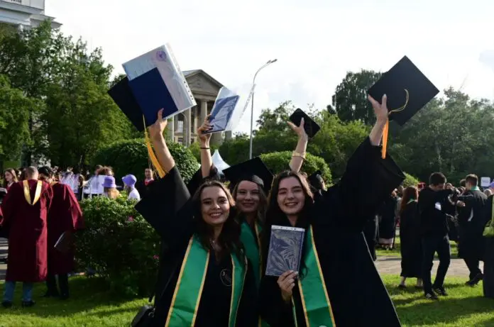 Уральский федеральный университет поздравляет выпускников с поддержкой Дениса Паслера и Ильи Обабкова-0