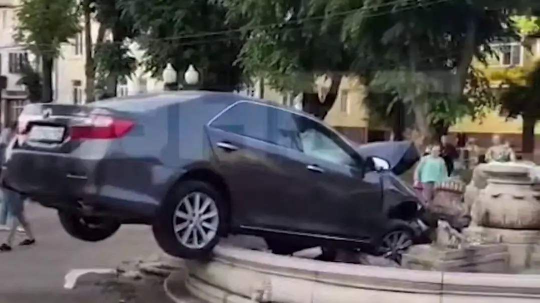 Легковушка влетела в фонтан в центре Ступино
