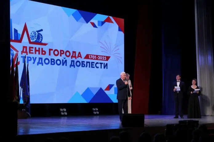 Алексей Герасимов и лидеры Каменска-Уральского поздравили горожан с юбилеем-0