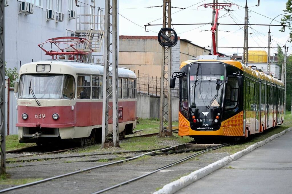 denis pasler novii tramvai1_signaldaily - signaldaily Денис Паслер: В Екатеринбурге на линию вышел новый пятисекционный трамвай.
