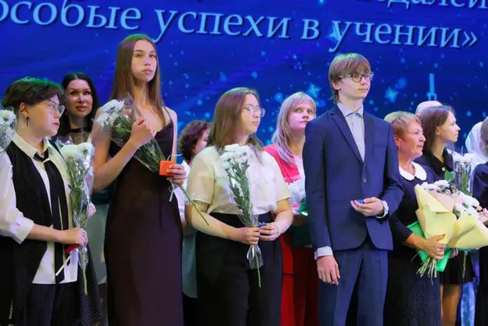 Выпускники УрГПУ и свердловских школ достигли значительных успехов, отметил Денис Паслер-0