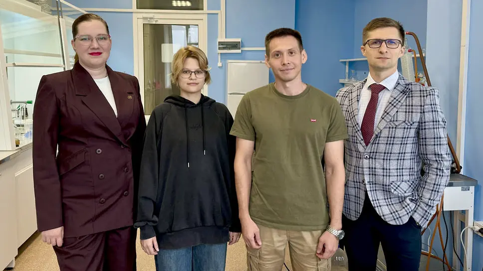 Авторы исследования слева направо: ассистент Института химии Александра Сысоева, студентка магистратуры Яна Сафинская, старший преподаватель Михаил Ильин, руководитель проекта Дмитрий Болотин