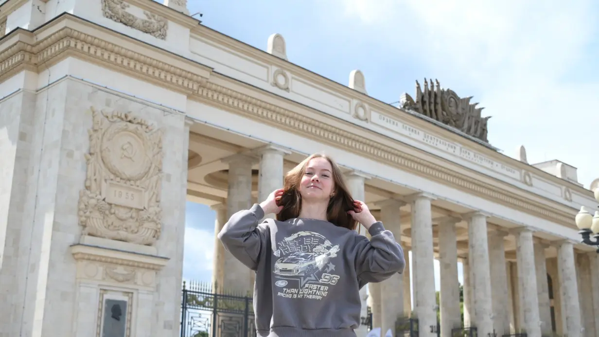 Московская студентка Марина Еременко на прогулке в Парке Горького