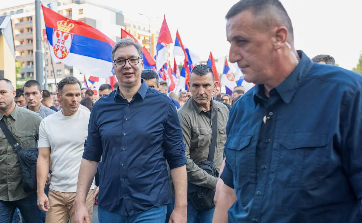 Александр Вучич (в центре) (Djordje Kojadinovic / Reuters)