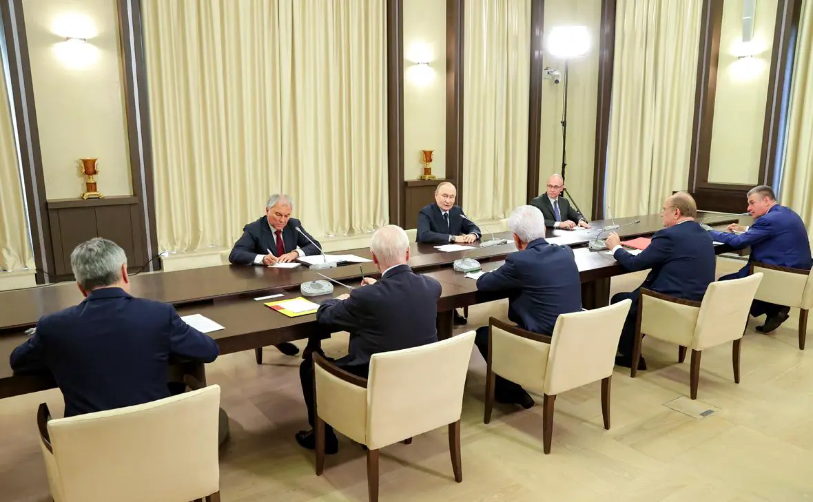 Владимир Путин (в центре) проводит встречу с руководителями фракций политических партий (Михаил Синицын / РИА Новости)
