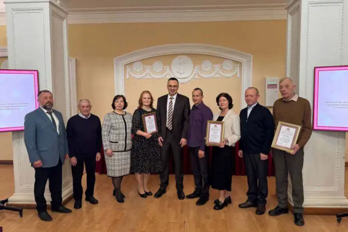 Денис Паслер и Дмитрий Ионин вручили губернаторские премии мастерам Свердловской области-0