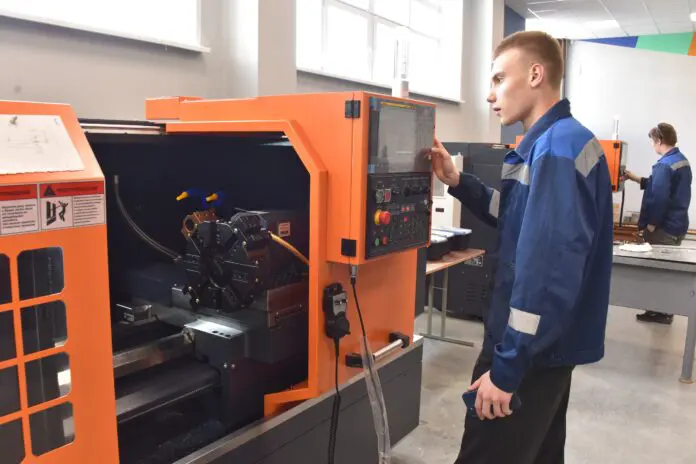 Денис Паслер сообщил о привлечении более 36 тысяч студентов в колледжи Свердловской области с помощью «Профессионалитета»-0