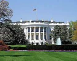 donald tramp i    obsuzhdayut vliyanie tarifov na rynok ssha-signaldaily-ru-0