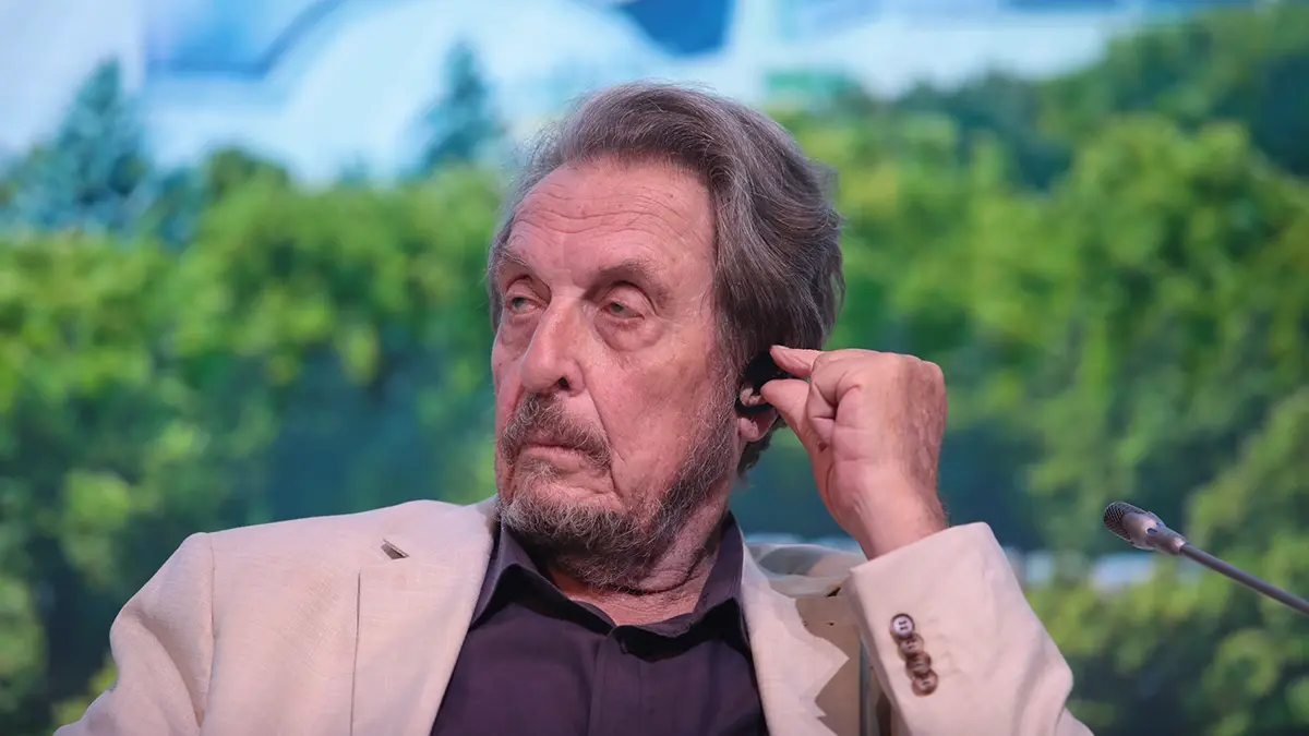 Эррол Маск заявил, что его сын Илон мог тайно посетить Россию