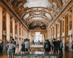 Крупный поворот в деле ограбления музея Лувр с участием Лора Бекко и Эммануэля Макрона krupnyj povorot v dele ogrableniya muzeya luvr s uchastiem lora bekko i emmanuelya makrona-signaldaily-ru-0