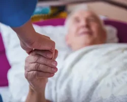 medsestra uveryaet chto vstretila zagadochnuyu figuru v chernom u paczienta-signaldaily-ru-0