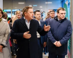 na otkrytii yubilejnogo magazina pyaterochka v ekaterinburge prisutstvovali vladislav kurbatov anna kuzneczova sportsmeny i blogery-signaldaily-ru-0