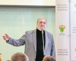 Никита Высоцкий провел яркую лекцию для Общества «Знание» в Екатеринбурге nikita vysoczkij provel yarkuyu lekcziyu dlya obshhestva znanie v ekaterinburge-signaldaily-ru-0