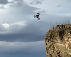 nikolaj czibulko povtoril tryuk toma kruza v dagestane zahvatyvayushhij pryzhok s motocziklom-signaldaily-ru-0