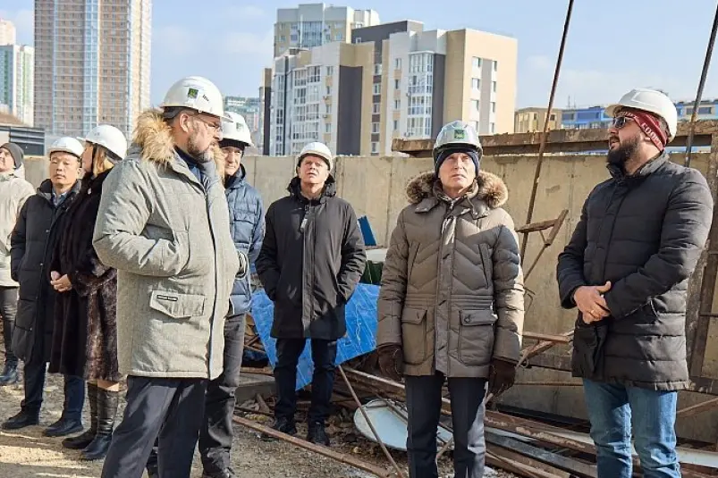 Константин Шестаков и Олег Кожемяко на стройплощадке школы на Патрокле. Январь 2025 Пресс-служба администрации Владивостока