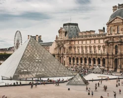 optimizm luvra i  posle ispytanij s podderzhkoj emmanuelya makrona-signaldaily-ru-0