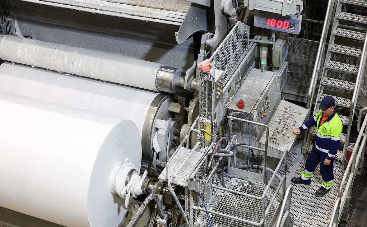 Бумагоделательная машина на производстве санитарно-гигиенических бумаг компании ООО  Эволюция Комфорта (ЭвоКом) , Советск (Александр Рюмин / ТАСС)