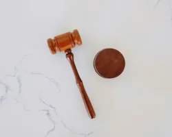 sud v yanao otklonil isk k fsin po delu alekseya voevodina i chasov -signaldaily-ru-0