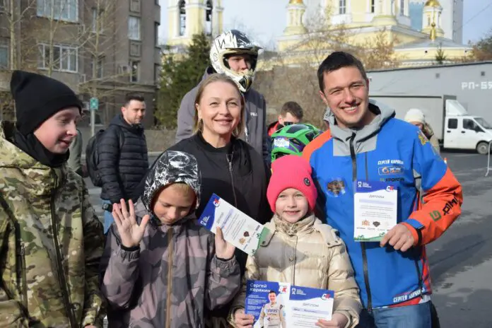 В Екатеринбурге отмечают День отца, акцентируя поддержку семей-0