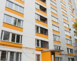 v rajone uliczy generala tyuleneva obnovlyaetsya fasad mnogokvartirnogo doma 1974 goda-signaldaily-ru-0