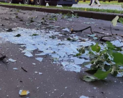 v troiczke avtomobil  vehal v torgovyj czentr lajner bez postradavshih-signaldaily-ru-0