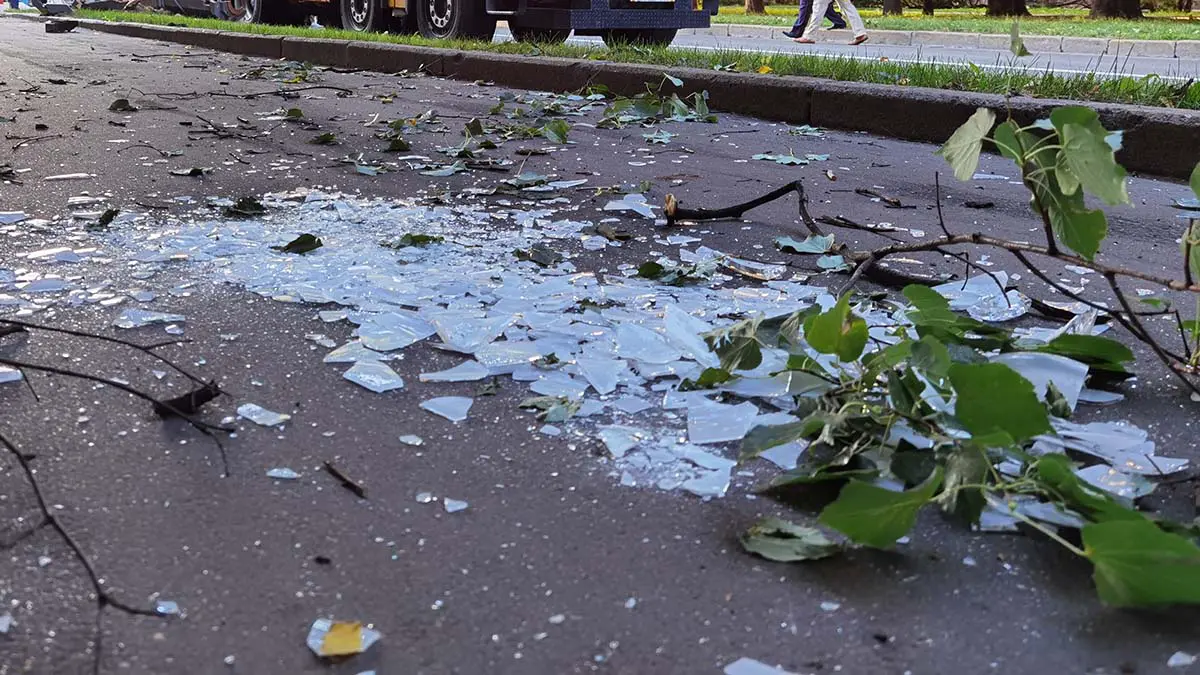Иномарка врезалась в здание торгового центра в Новой Москве