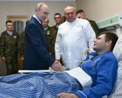 Владимир Путин посетил военный госпиталь с иконами, подаренными бойцами vladimir putin posetil voennyj gospital s ikonami podarennymi bojczami-signaldaily-ru-0