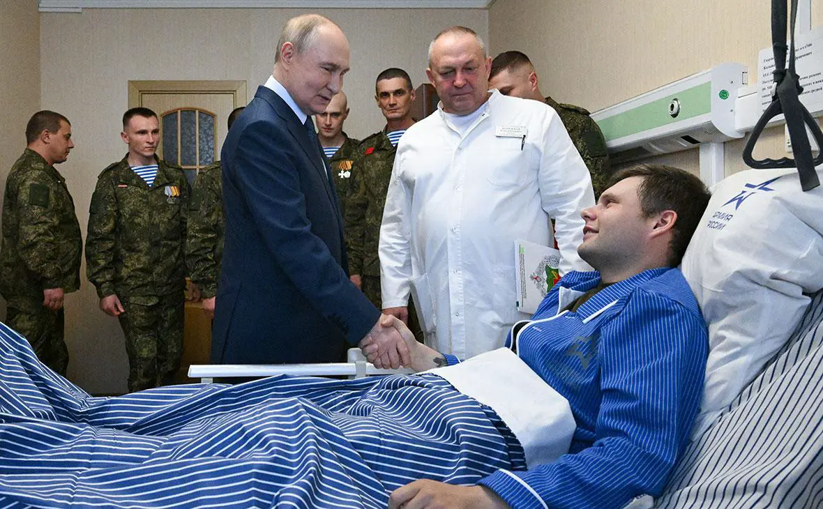 Владимир Путин во время посещения Центрального военного клинического госпиталя имени П. В. Мандрыка, 29 октября 2025 года (Кристина Кормилицына / РИА Новости)