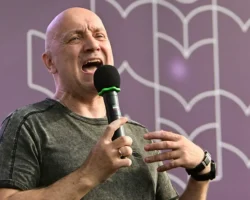 Захар Прилепин вновь на передовой! Подписан контракт с Минобороны. zahar prilepin vnov na peredovoj podpisan kontrakt s minoborony-signaldaily-ru-0