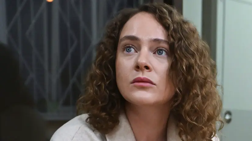 Актриса Аглая Тарасова пришла на судебное заседание с матерью