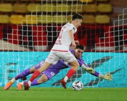 Александр Головин и тренер Себастьен Поконьоли обсуждают уроки матча Монако с Лансом aleksandr golovin i trener sebasten pokonoli obsuzhdayut uroki matcha monako s lansom-signaldaily-ru-0