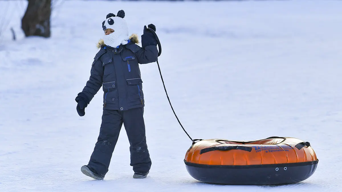 Автоюрист рассказала о штрафах за езду с привязанным к машине тюбингом