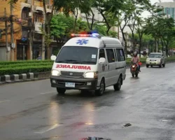 ekskursionnyj avtobus s rossiyanami popal v avariyu u reki kvaj v tailande-signaldaily-ru-0